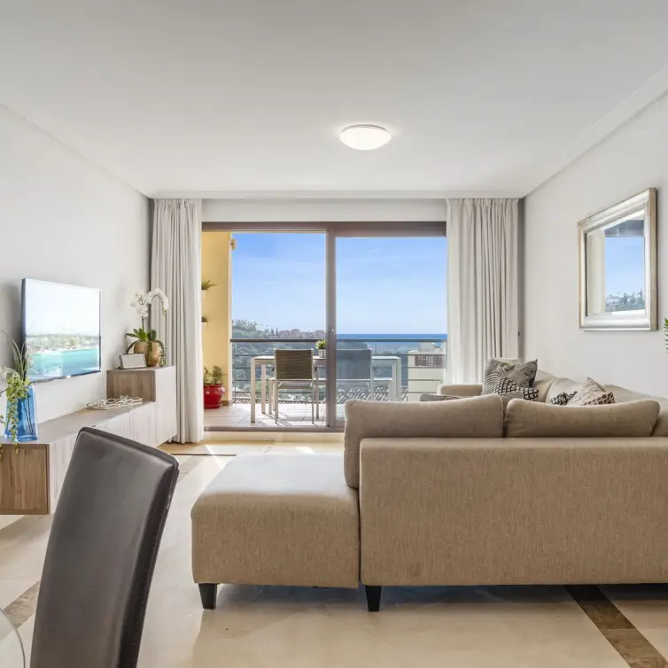 Sale of middle floor apartment in Benahavís