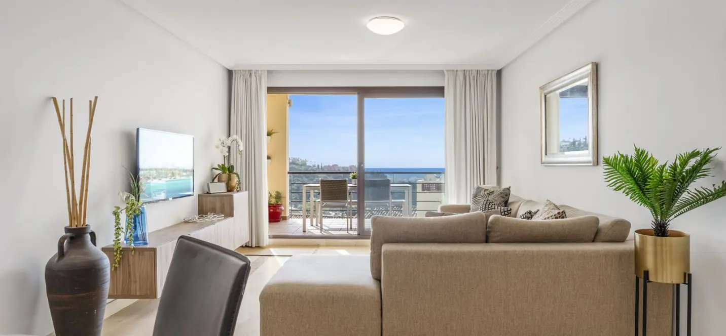 Sale of middle floor apartment in Benahavís 2