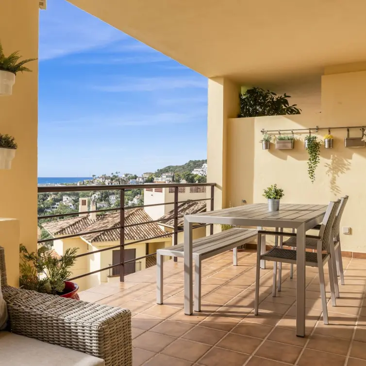 Sale of middle floor apartment in Benahavís