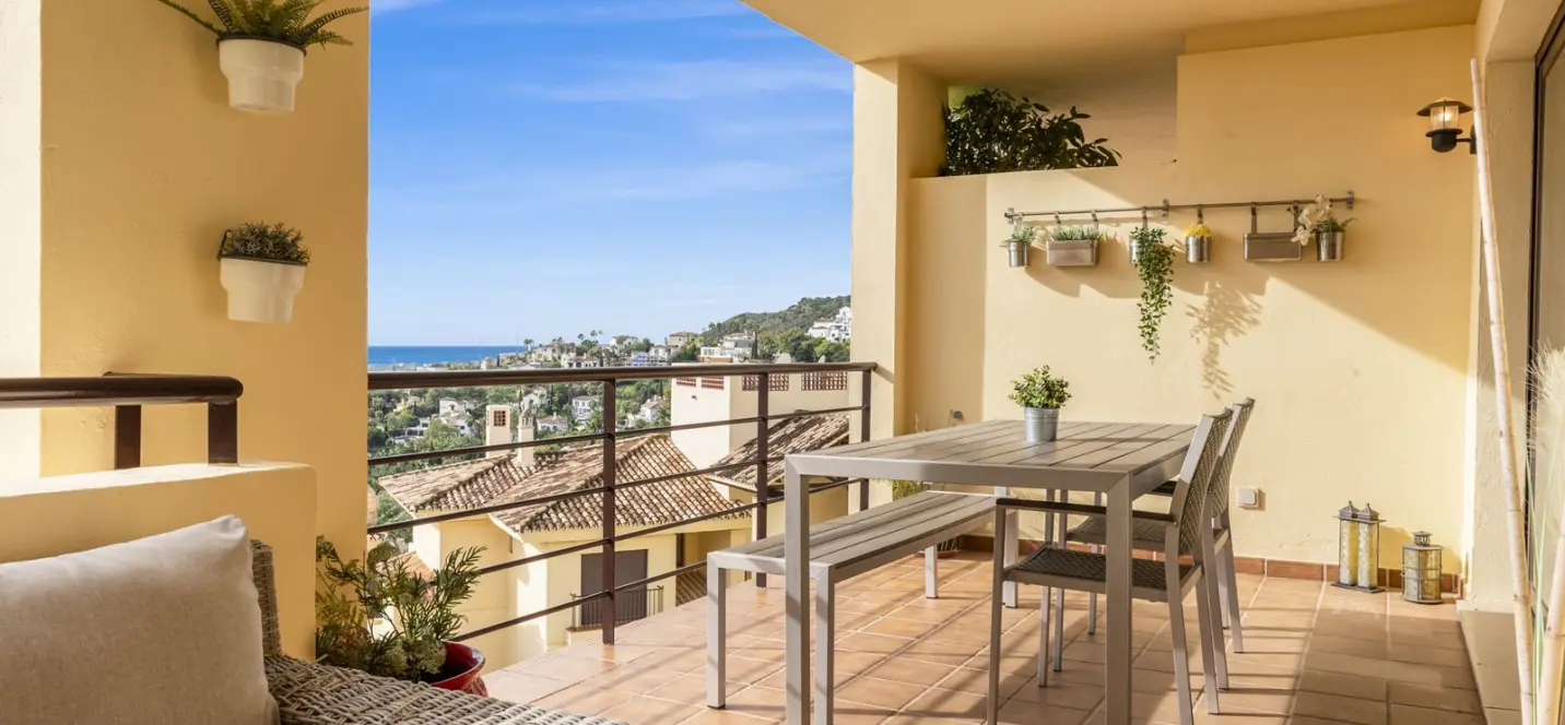Sale of middle floor apartment in Benahavís 3