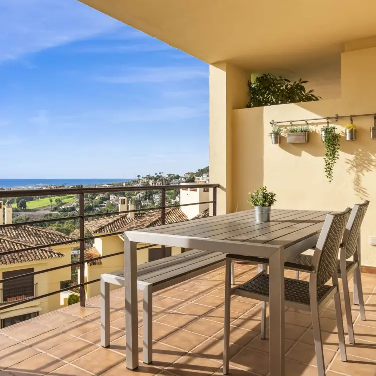 Sale of middle floor apartment in Benahavís