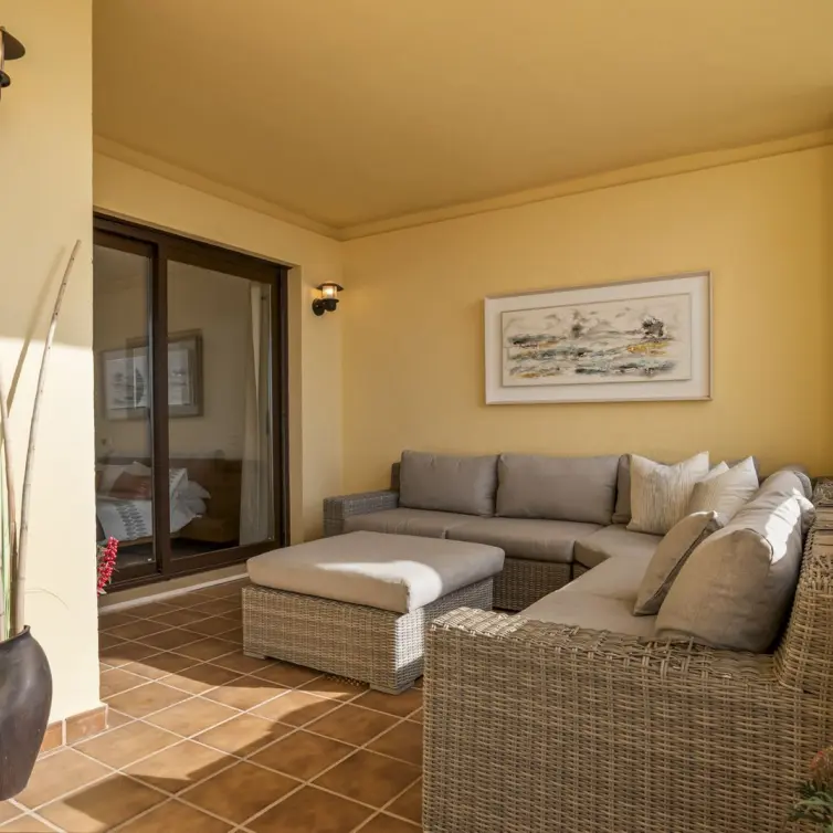 Sale of middle floor apartment in Benahavís