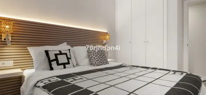 Venta de apartamento en planta media en Estepona 2