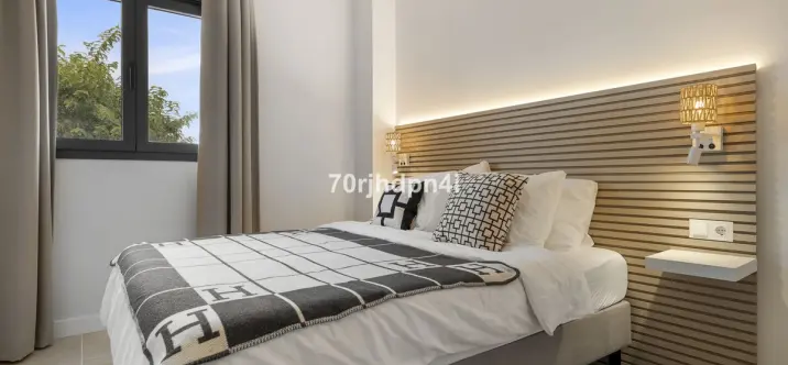 Venta de apartamento en planta media en Estepona 3