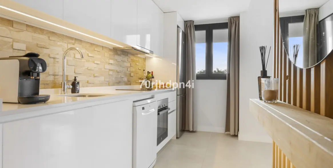 Продажа апартаментов на среднем этаже в Estepona 5