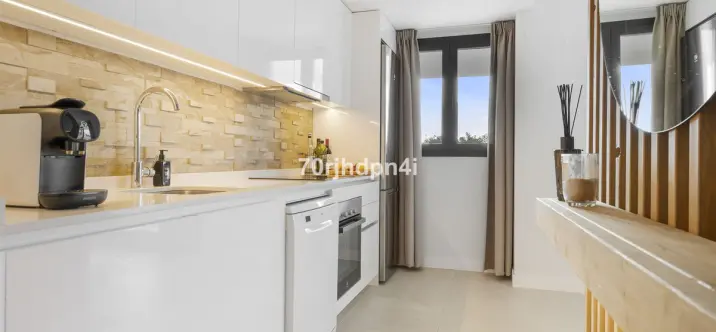 Venta de apartamento en planta media en Estepona 4