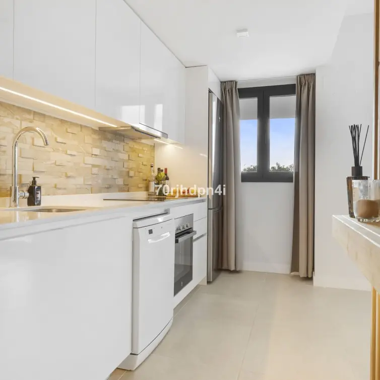 Продажа апартаментов на среднем этаже в Estepona
