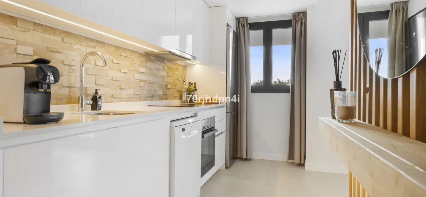 Продажа апартаментов на среднем этаже в Estepona 4