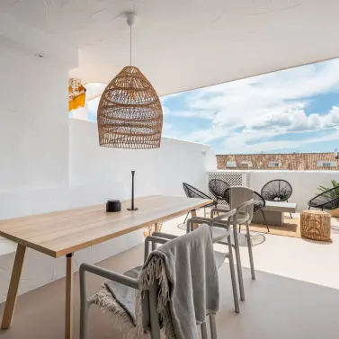 Sale of middle floor apartment in Nueva Andalucía