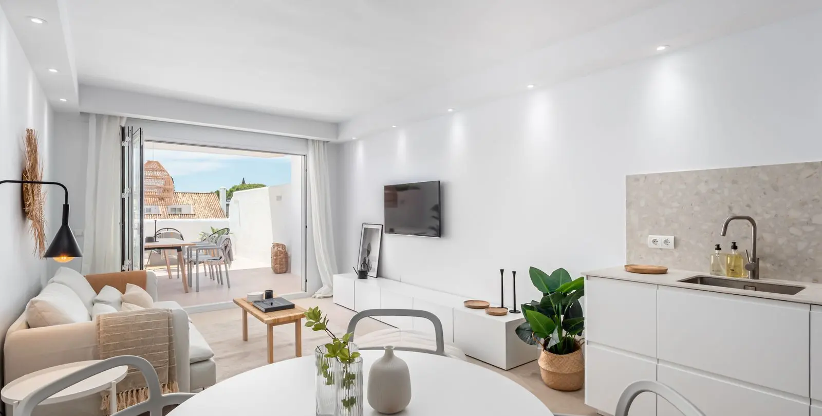 Sale of middle floor apartment in Nueva Andalucía 2