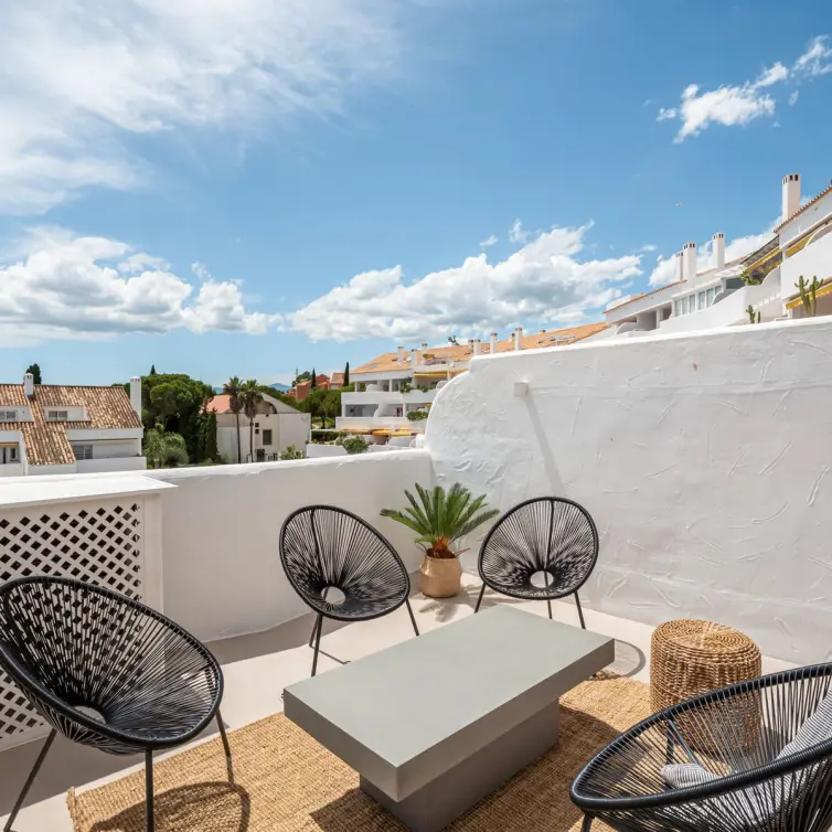 Продажа апартаментов на среднем этаже в Nueva Andalucía