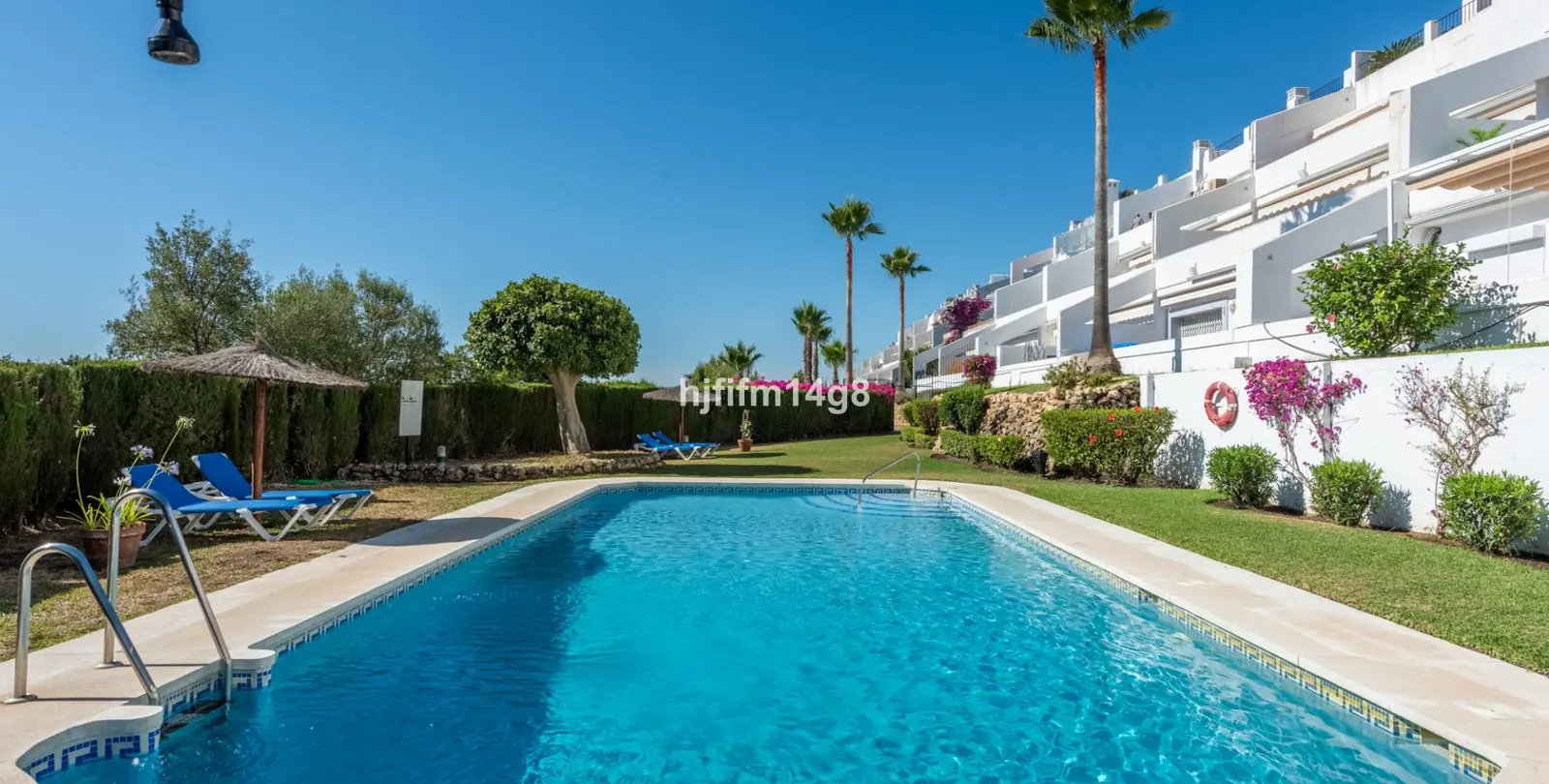 Venta de apartamento en planta media en La Quinta 17