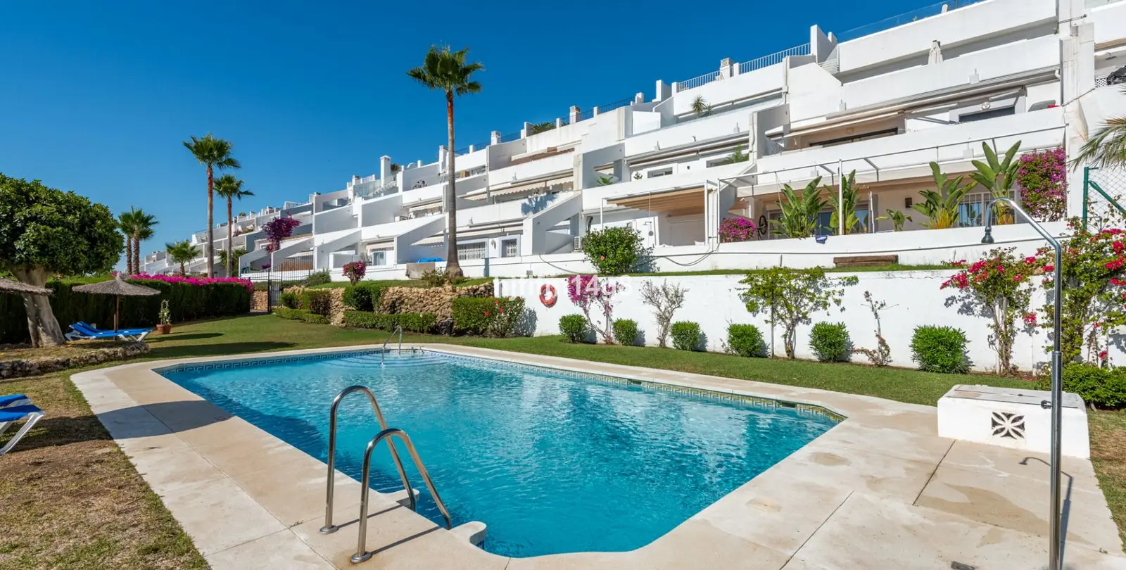 Venta de apartamento en planta media en La Quinta 18