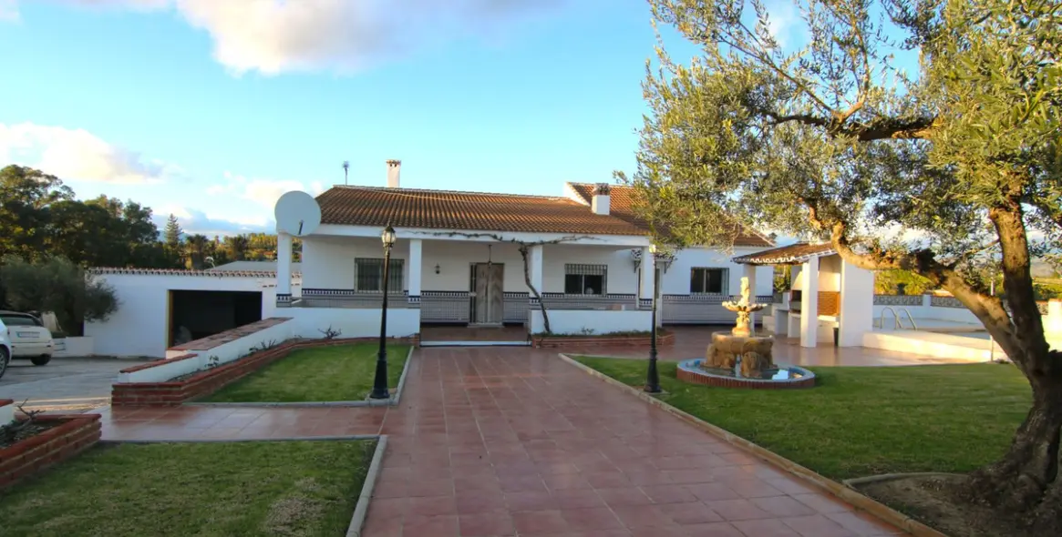 Sale of detached villa in Alhaurín el Grande 1