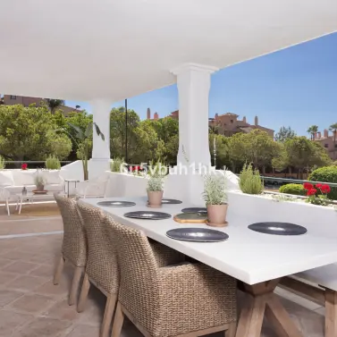 Sale of middle floor apartment in Estepona