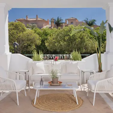 Sale of middle floor apartment in Estepona