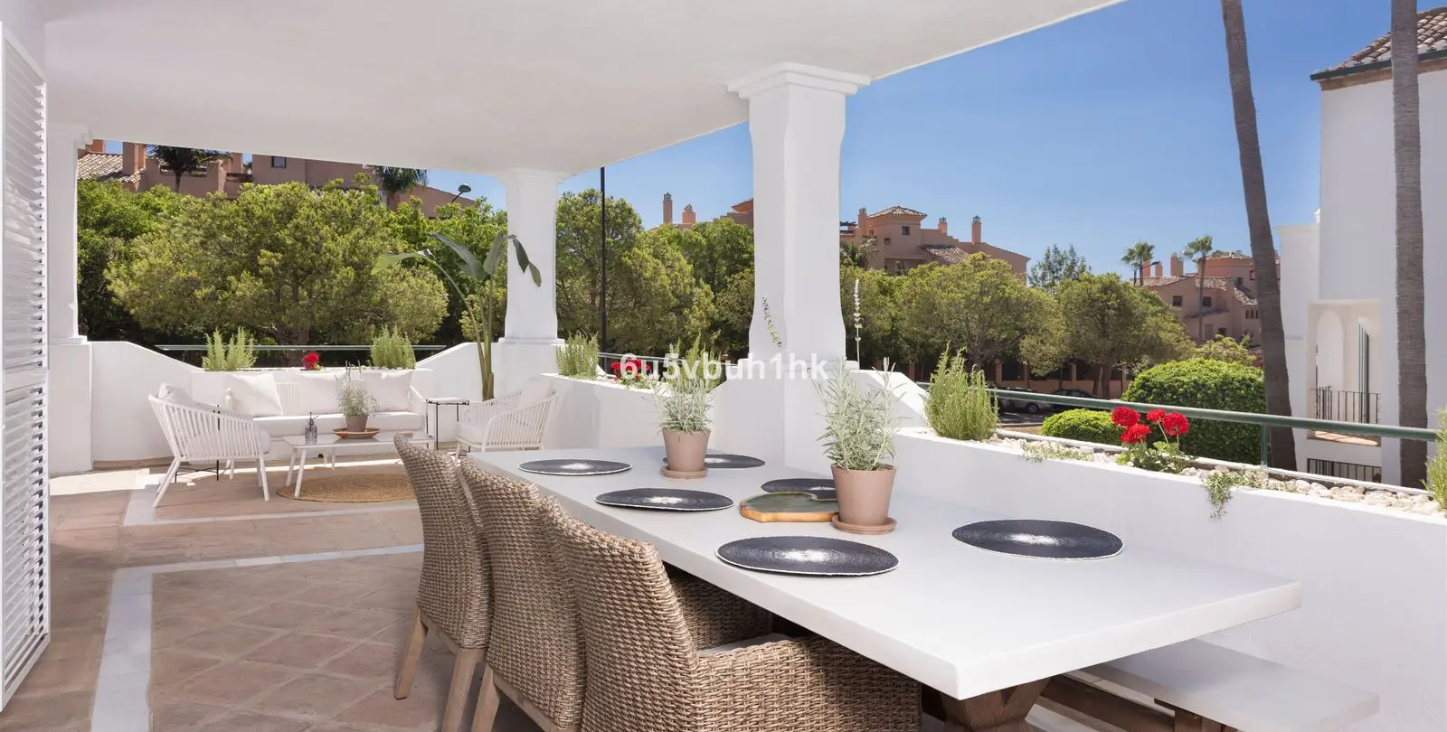 Sale of middle floor apartment in Estepona 1