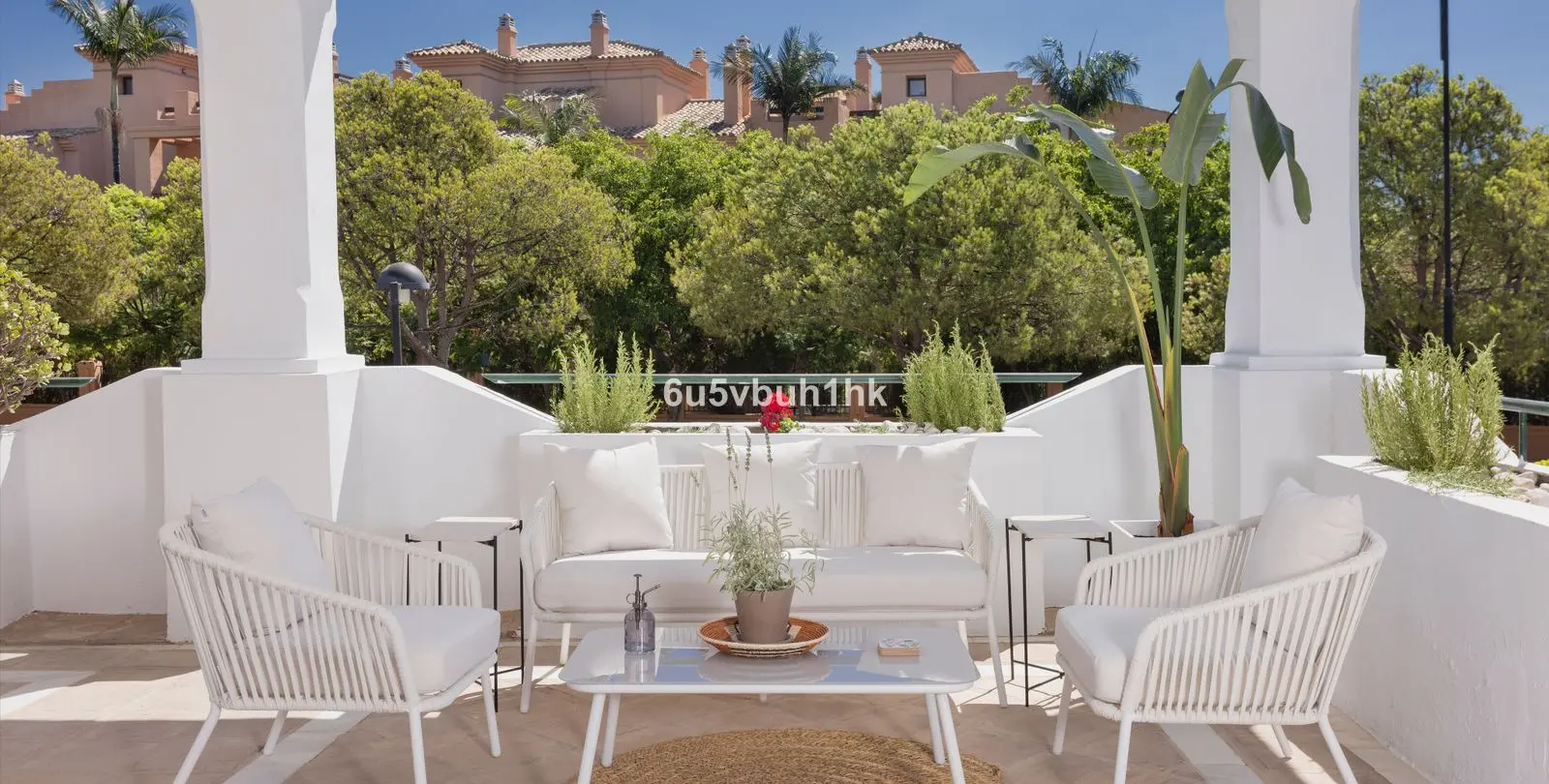 Sale of middle floor apartment in Estepona 2