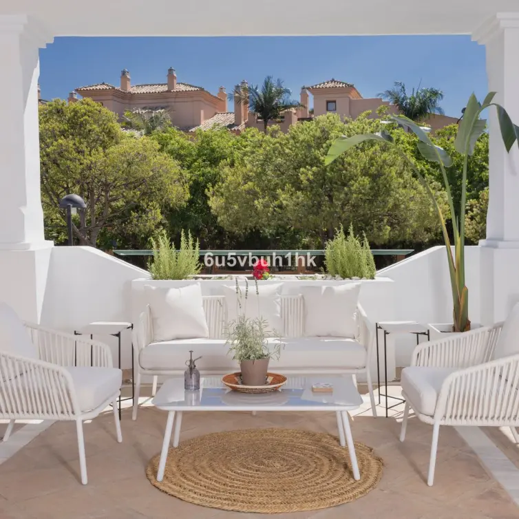 Sale of middle floor apartment in Estepona