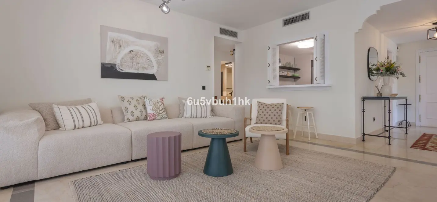 Sale of middle floor apartment in Estepona 2