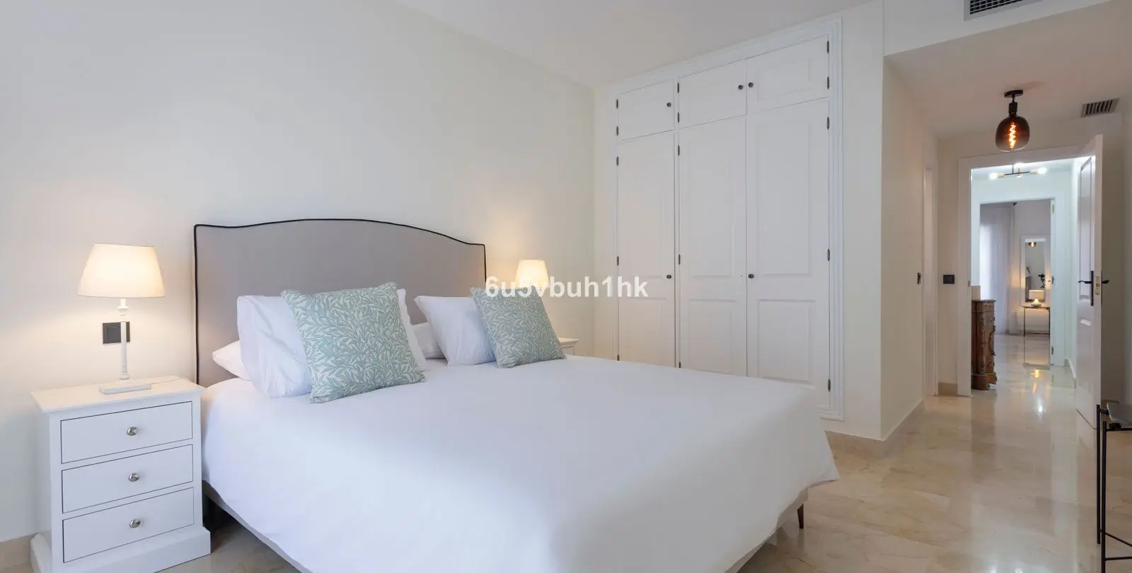 Sale of middle floor apartment in Estepona 11