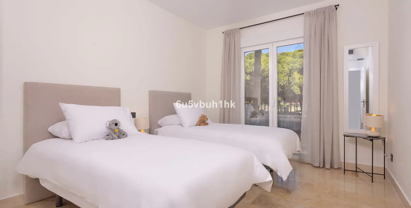 Sale of middle floor apartment in Estepona 14