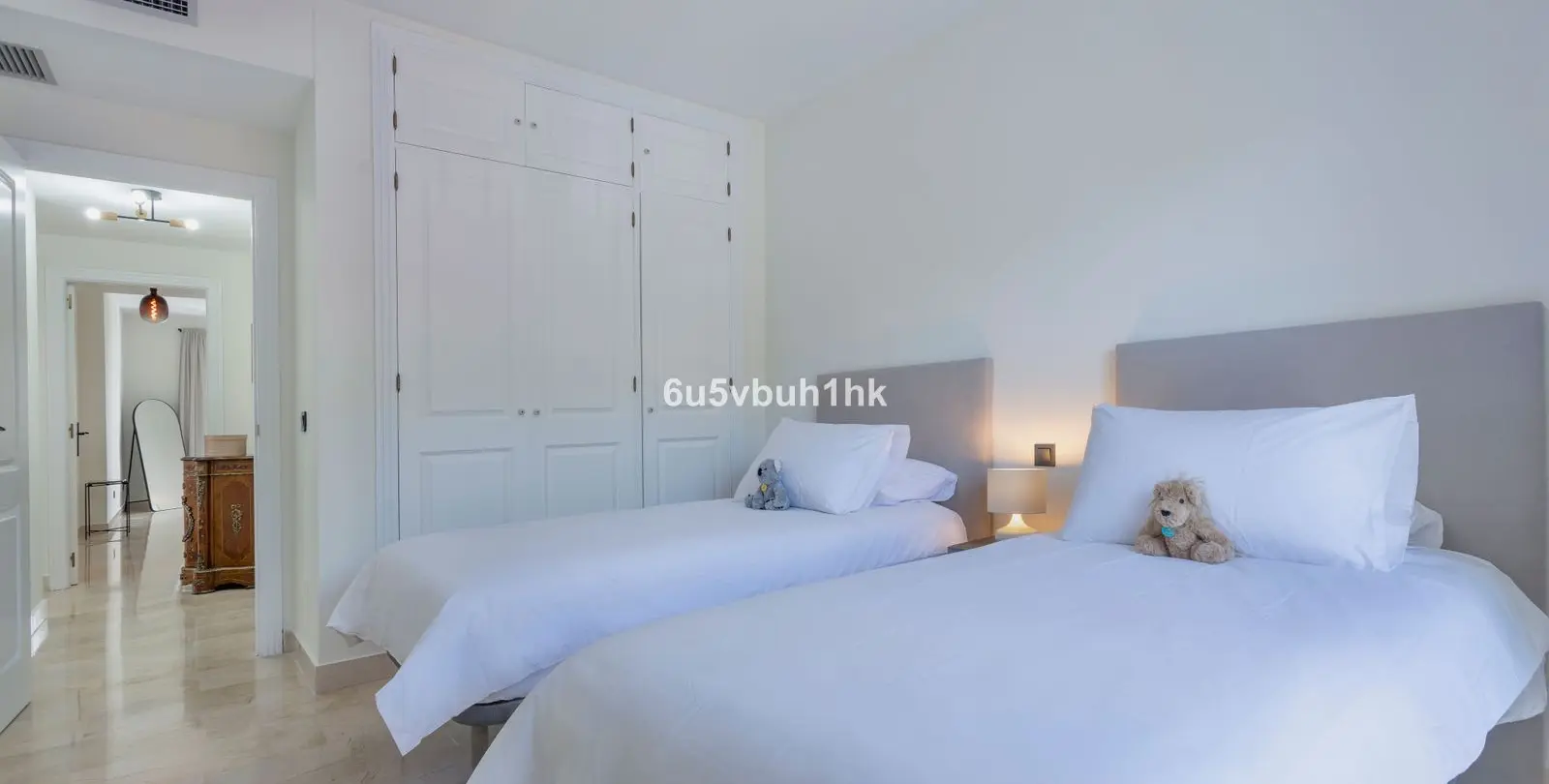 Sale of middle floor apartment in Estepona 15