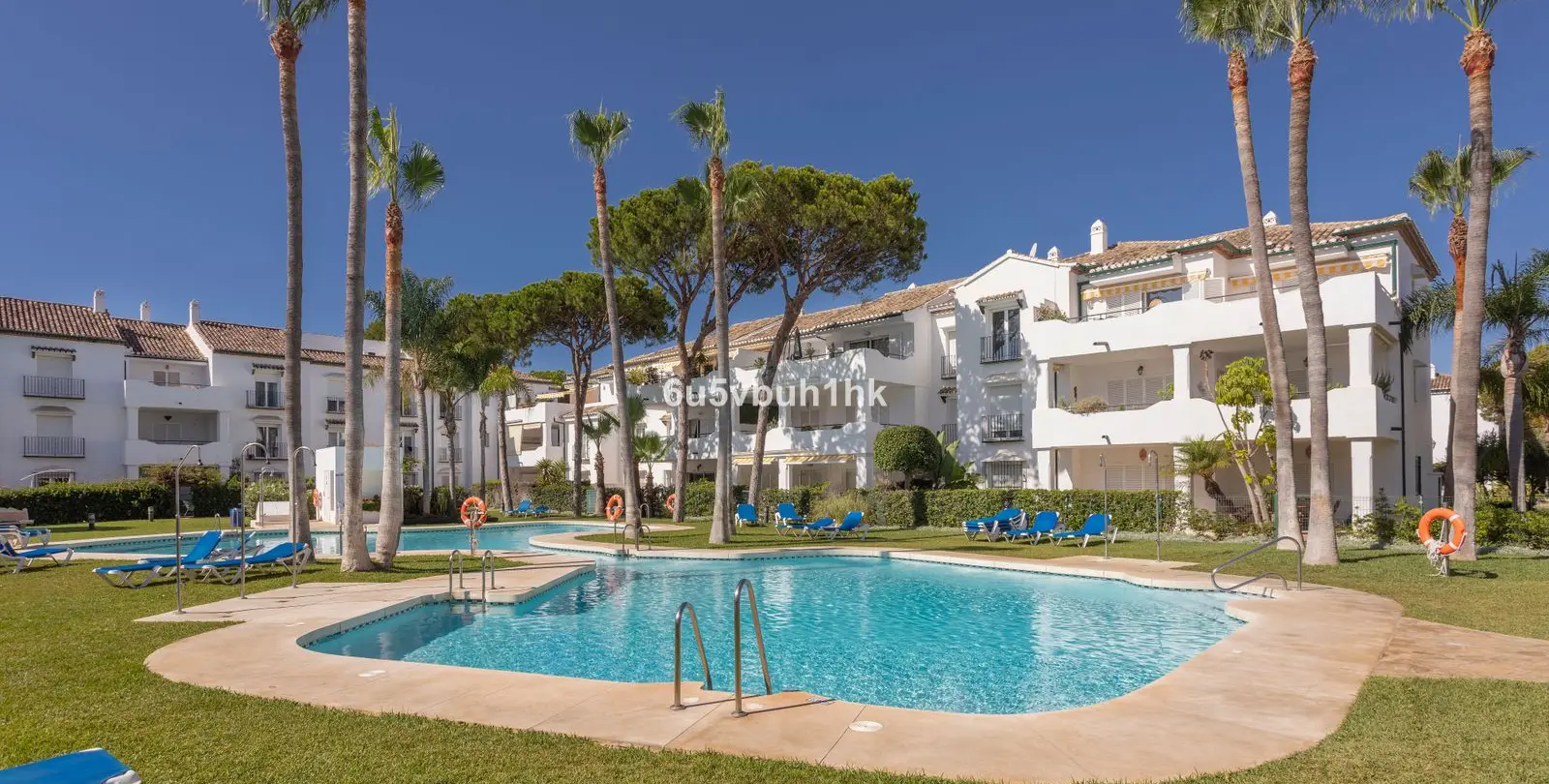 Sale of middle floor apartment in Estepona 19