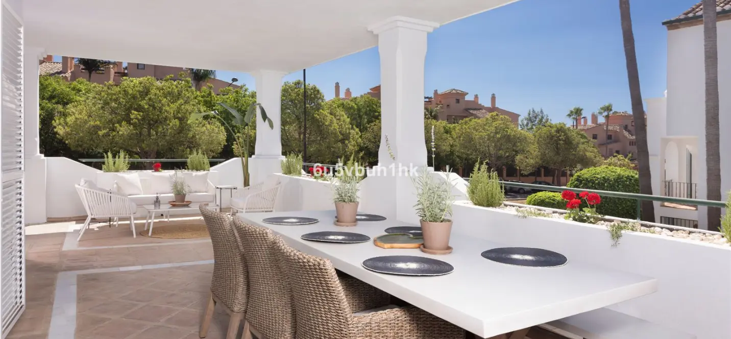 Продажа апартаментов на среднем этаже в Estepona 0