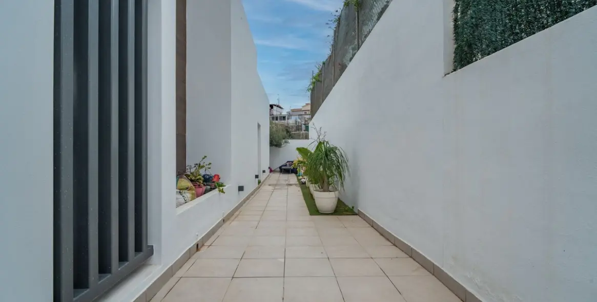 Sale of detached villa in El Candado 33