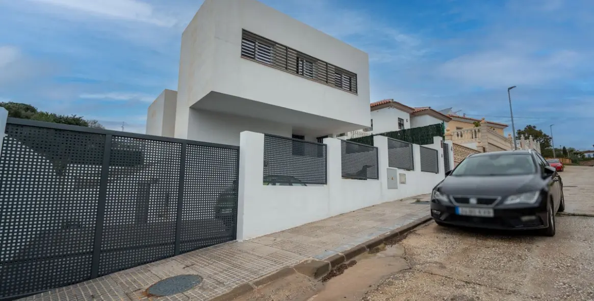 Sale of detached villa in El Candado 34