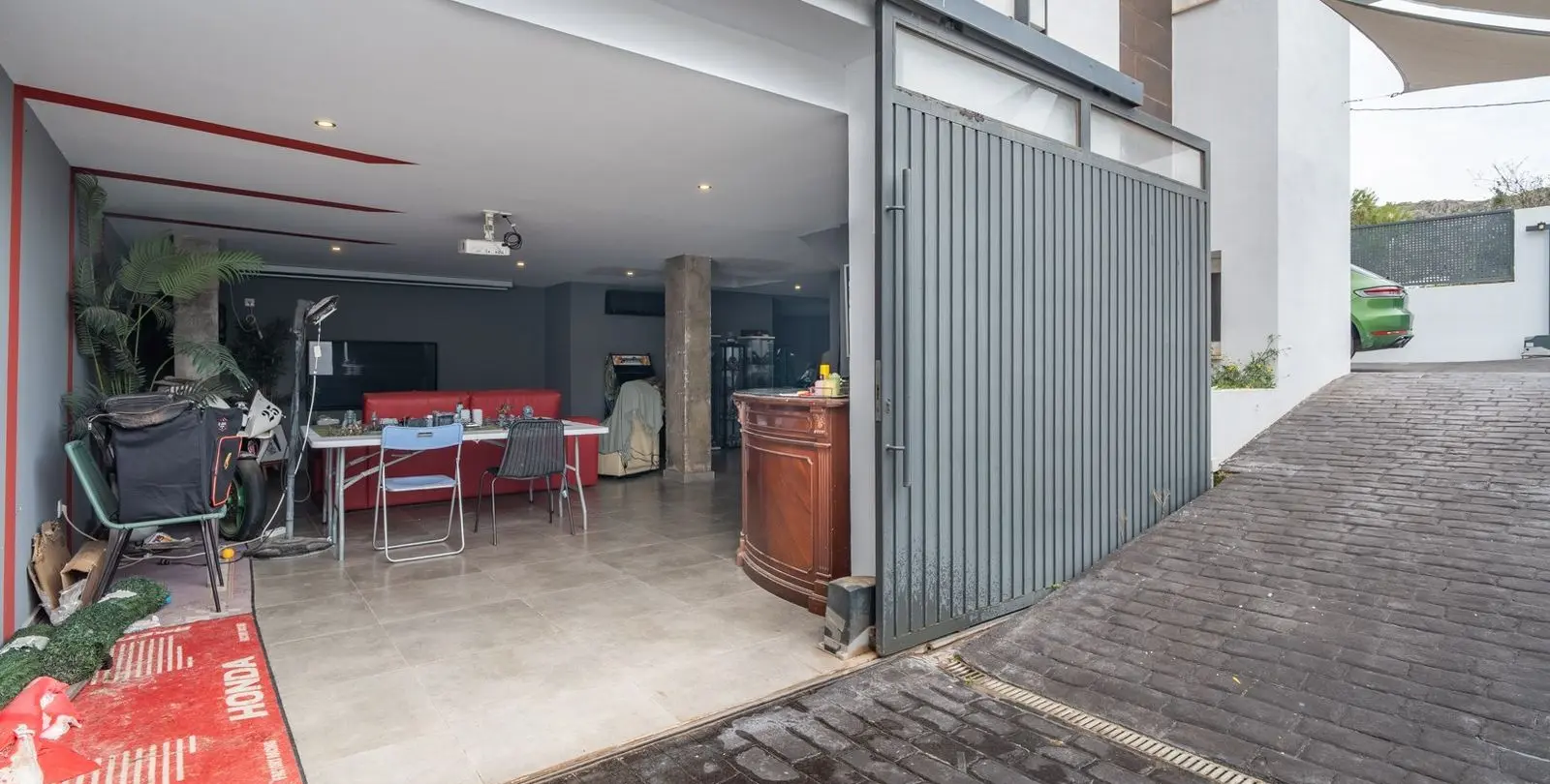 Sale of detached villa in El Candado 25