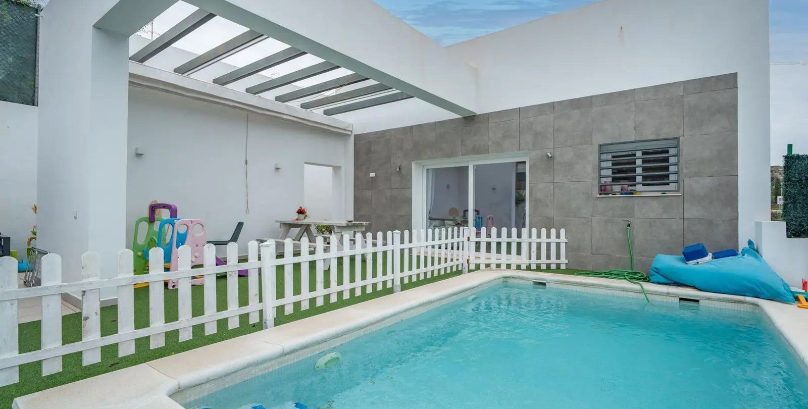Sale of detached villa in El Candado 27