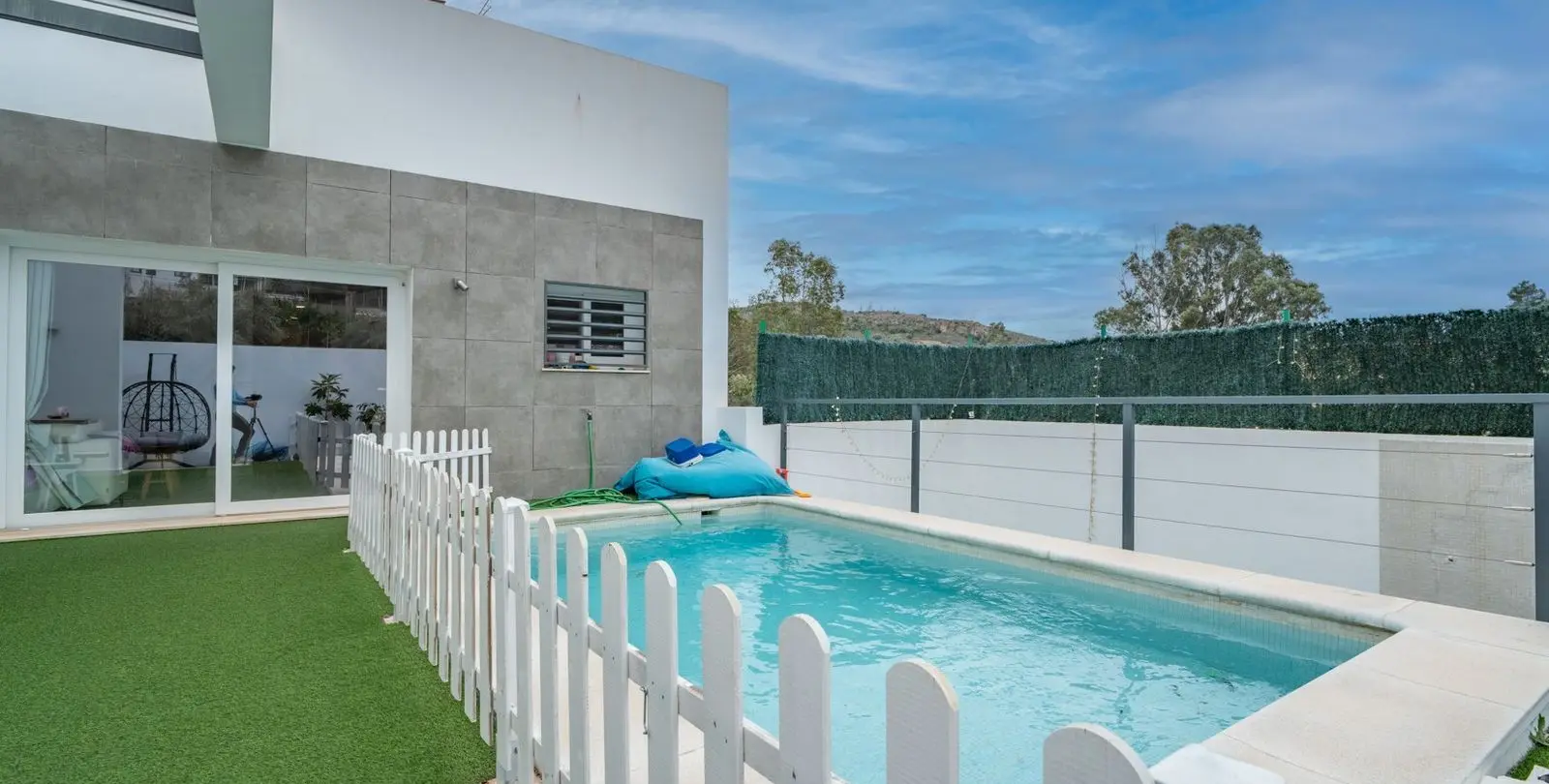Sale of detached villa in El Candado 28
