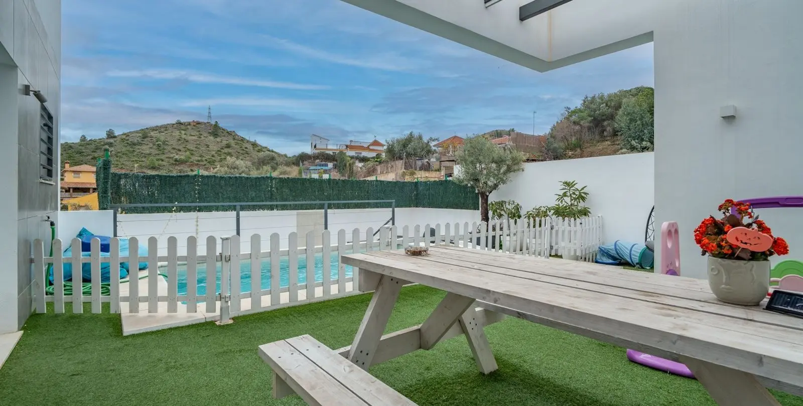 Sale of detached villa in El Candado 29