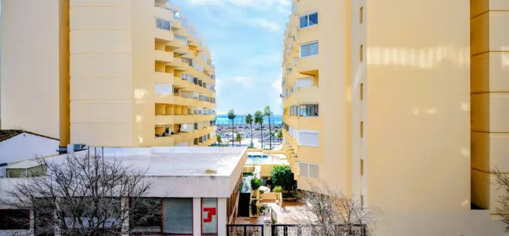 Venta de apartamento en planta media en Marbella 0