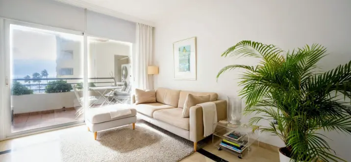 Venta de apartamento en planta media en Marbella 2