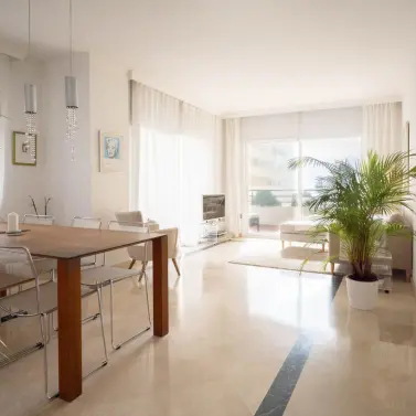 Venta de apartamento en planta media en Marbella