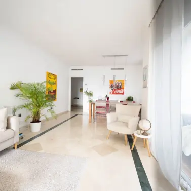 Venta de apartamento en planta media en Marbella