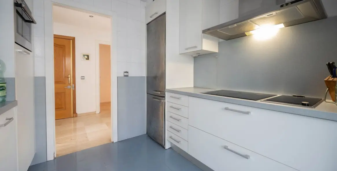 Venta de apartamento en planta media en Marbella 10