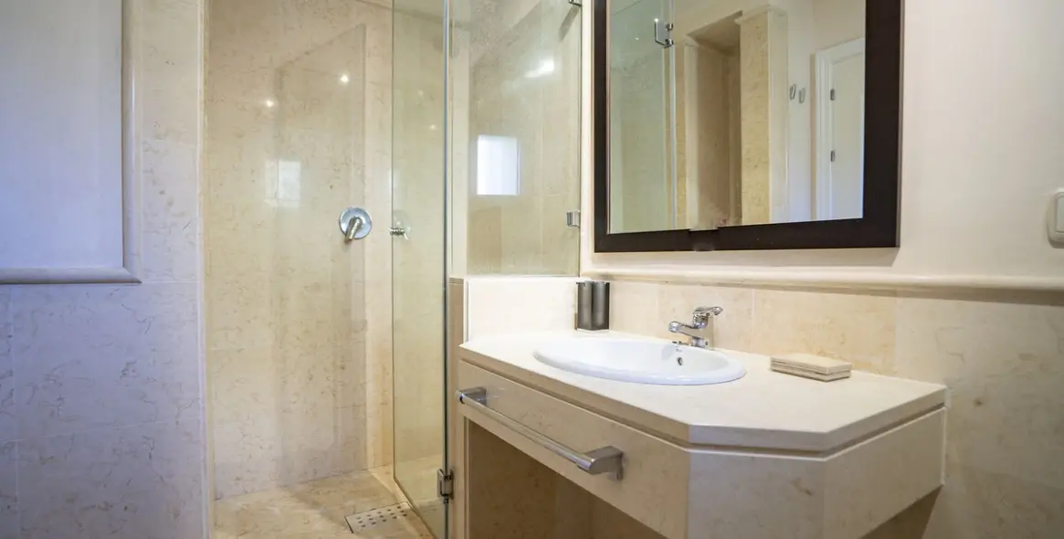 Venta de ático dúplex en Benahavís 15