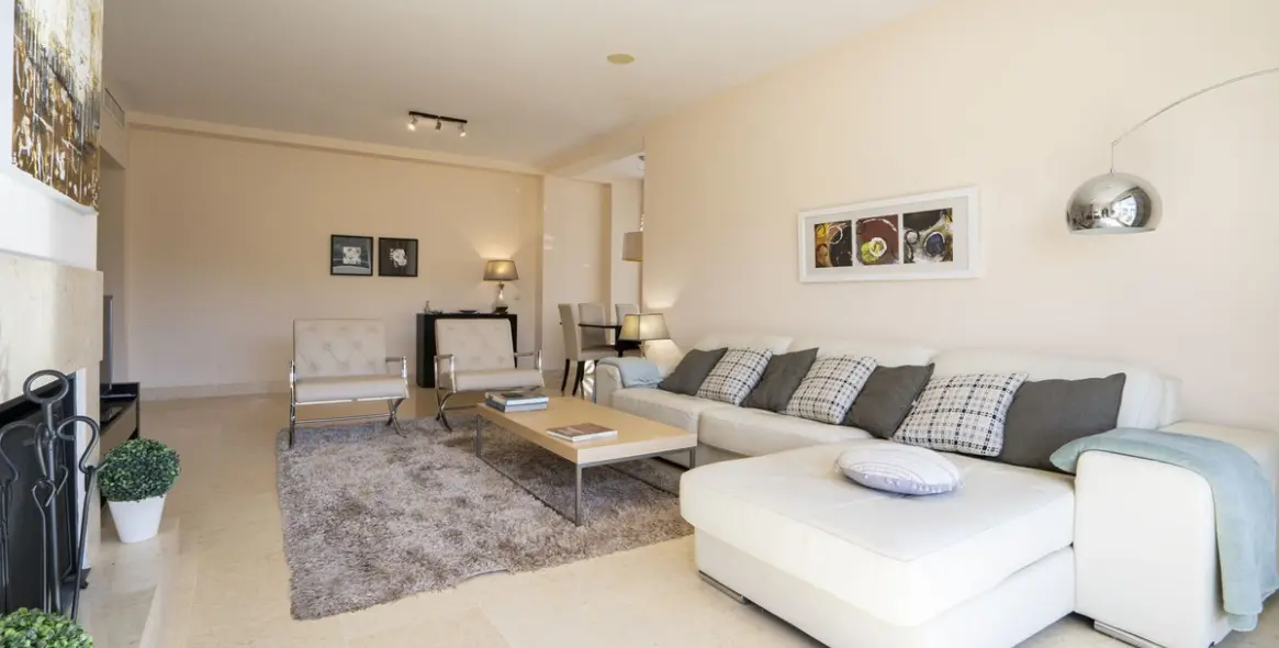 Venta de ático dúplex en Benahavís 16