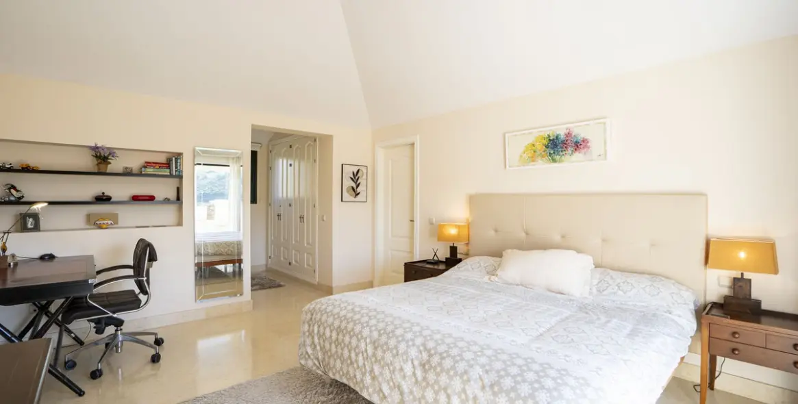 Venta de ático dúplex en Benahavís 20