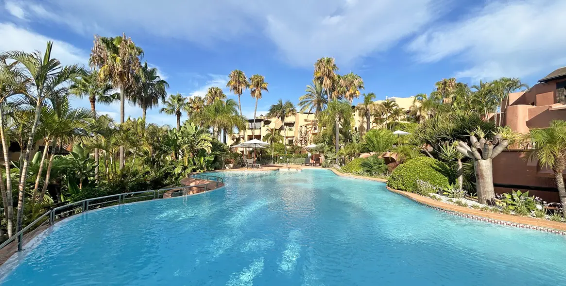 Venta de apartamento en planta media en The Golden Mile 1