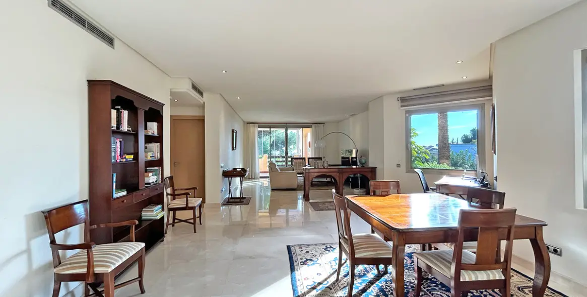 Venta de apartamento en planta media en The Golden Mile 4