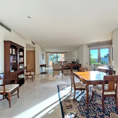 Venta de apartamento en planta media en The Golden Mile