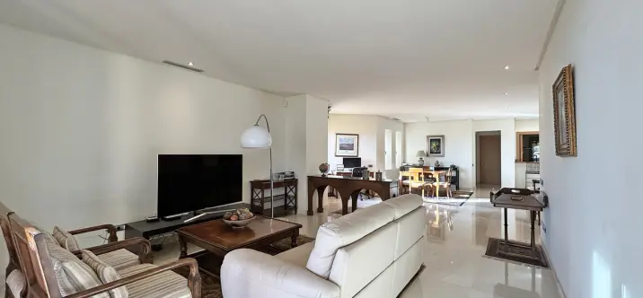 Venta de apartamento en planta media en The Golden Mile 4