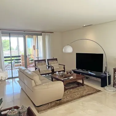 Venta de apartamento en planta media en The Golden Mile