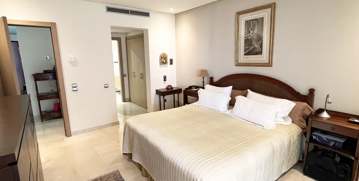 Venta de apartamento en planta media en The Golden Mile 9