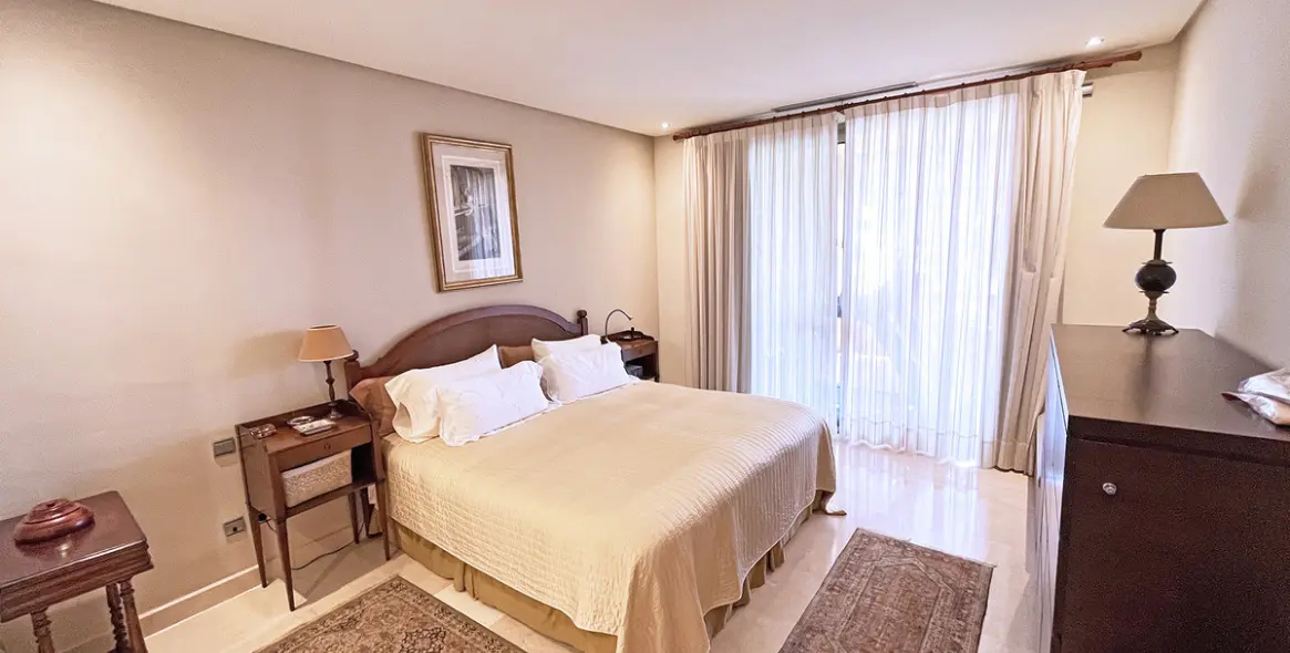 Venta de apartamento en planta media en The Golden Mile 10